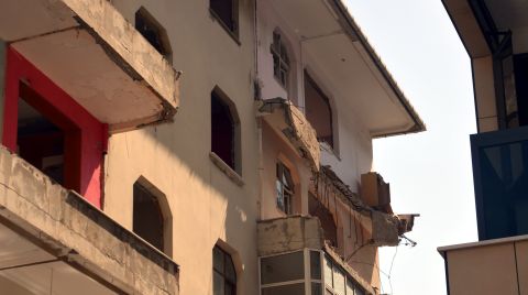 Avcılar’da Boşaltılan Binanın Balkonu Çöktü