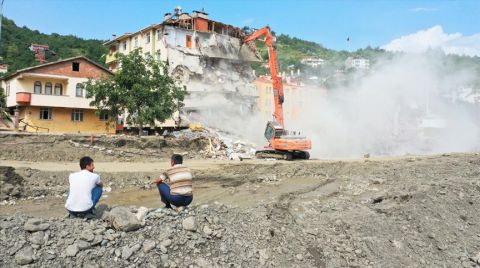 Selde Ağır Hasar Alan Yıldız Apartmanı'nda Yıkım Başladı