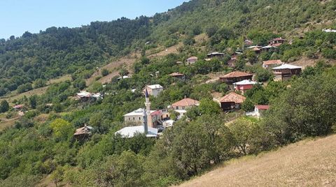 Heyelan Tehlikesindeki Evlerde Yaşam Devam Ediyor