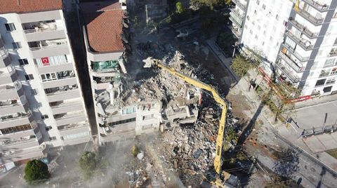 İzmir'de Depremde Yıkılan Apartmanın Davası Başladı