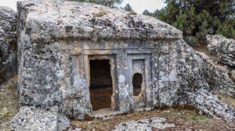 2 Bin 500 Yıllık Mezarı Define Uğruna Patlattılar