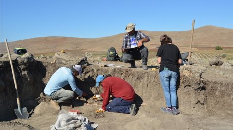 Hamaç Höyük'te Orta Çağ’a Ait Nekropole Rastlandı