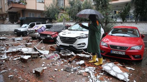 Antalya'da Kuvvetli Rüzgar ve Sağanak Etkili Oluyor