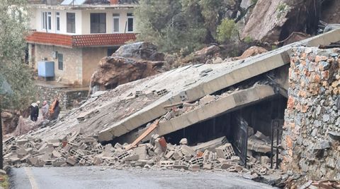 Alanya'da Heyelan 3 Katlı Binayı Yıktı
