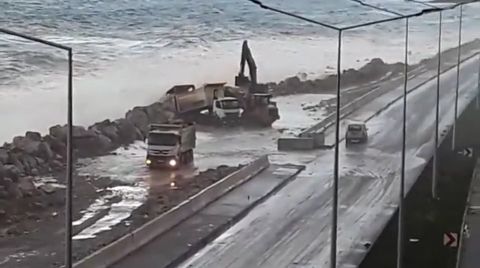 Açılışa Hazırlanan Yolu Yine Dalgalar Yuttu