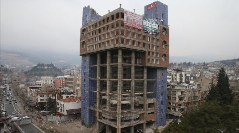 ‘En Saçma Bina’nın Yıkım Çalışmaları Sürüyor