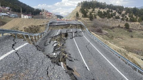 Adana'da 2 Yıl Önce Yapılan Yol Çöktü