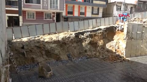Arnavutköy'de İnşaatta Toprak Kayması