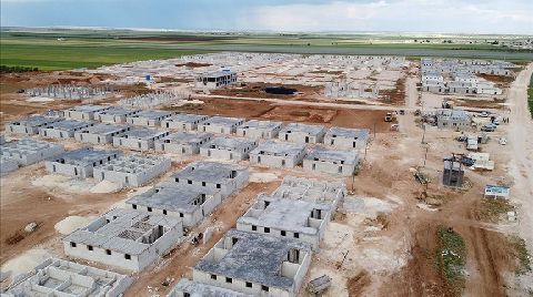 Suriye’nin Kuzeyindeki Bölgelerde Briket Evler İnşa Ediliyor