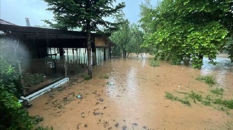 Bartın'da Irmak Taştı, Ev ve İş Yerlerini Su Bastı