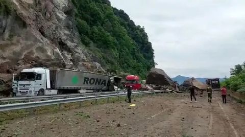 Karadeniz Sahil Yolu’nda Heyelan