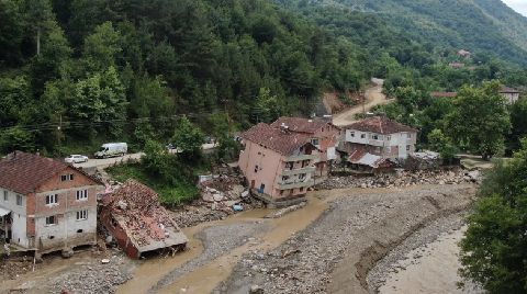 24 Yıl Önce Yan Yatan Binayı Kriko ile Düzeltmişler