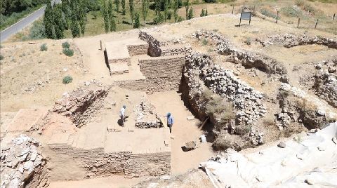 Niğde'de Pers Dönemine Ait Alçı Taşı Surlar Bulundu