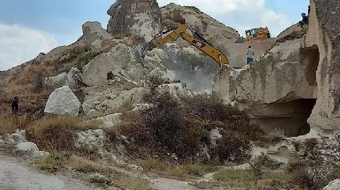 Peribacaları İş Makineleriyle Yıkılıyor