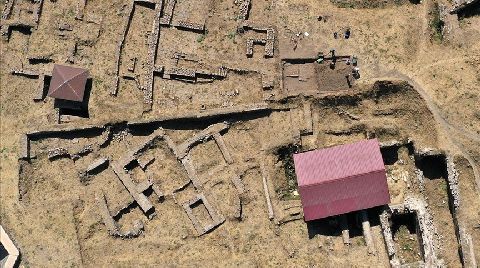 Bitlis Kalesi'ndeki Kazılarda Konut Kalıntıları Ortaya Çıkarıldı