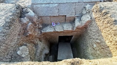 Tarlanın Ortasında 2 Bin 400 Yıllık Oda Mezar Bulundu