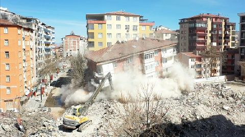 Malatya'da Ağır Hasarlı Binalar Kontrollü Yıkılıyor