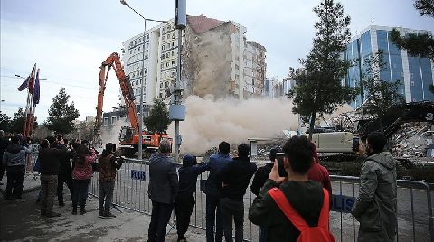 Diyarbakır'da Yıkılan Binanın Altındaki Spor Salonunda Kolonların İnceltildiği Belirlendi