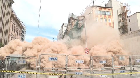 Beyoğlu'nda Yıkılma Riski Bulunan Metruk Bina Çöktü