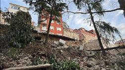 Beyoğlu'nda İstinat Duvarı Çöktü, 3 Bina Boşaltıldı