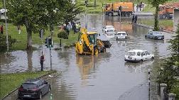 Başkentte Su Basan Yollarda Araçlar Mahsur Kaldı