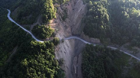 Bozkurt'ta Heyelan Nedeniyle Kayan Yol Onarılarak Ulaşıma Açıldı