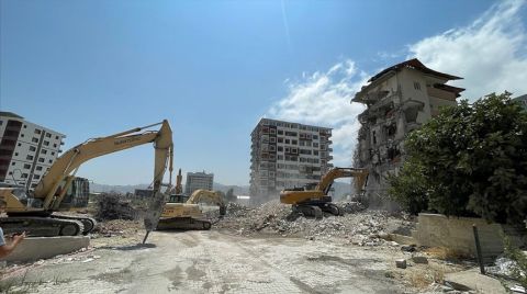 Hatay'da Ağır Hasarlı Binaların Yıkımı Sürüyor