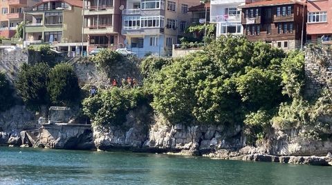 Amasra Kalesi'ne Zarar Veren Ağaç Kökleri Temizleniyor