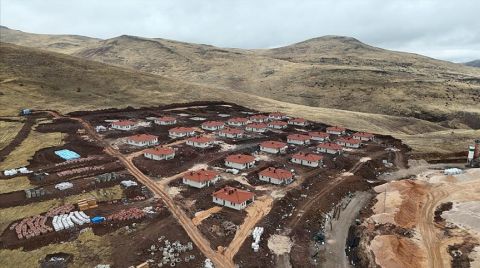 Malatya'nın Akçadağ İlçesinde Köy Tipi Afet Evlerinin İnşası Sürüyor