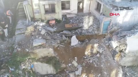 Boşaltılan Binanın Parçaları Çocuk Parkına Düştü