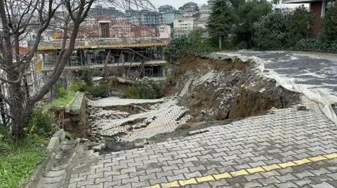 Üsküdar'da İstinat Duvarı Çöktü, Bina Boşaltıldı