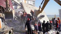 Kahramanmaraş'ta Ağır Hasarlı Bina Yıkım Sırasında Çöktü