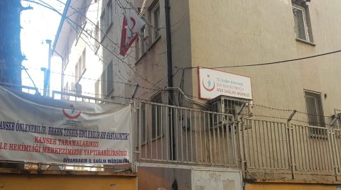 Ağır Hasarlı Binada Sağlık Hizmeti Devam Ediyor