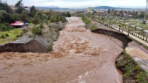 Osmaniye'de Dere Kenarındaki Toprak Yol Çöktü