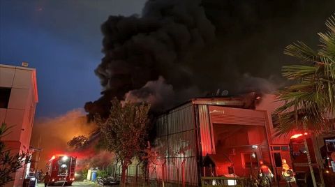 İzmir'de Atatürk Organize Sanayi Bölgesi'nde Yangın