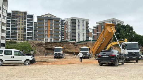 Bursa'da Temel Kazısında Otoparkın İstinat Duvarı Çöktü