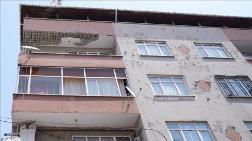 Balkonunun Sıvaları Dökülen Bina Tedbiren Boşaltıldı