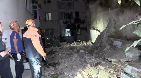 Fatih'te Tarihi Yapının Bitişiğindeki İstinat Duvarı Çöktü