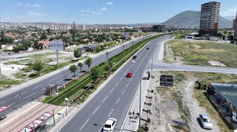 Çimlendirilmiş Tramvay Yolu "Yeşil Hat", Ulaşıma ve Çevreye Nefes Oluyor