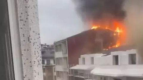 İnşaatın Çatısında Çıkan Yangın Yan Binaya Sıçradı