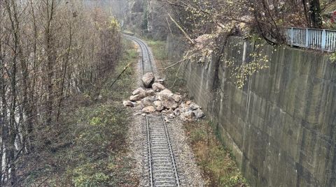 Karabük'te Yamaçtan Düşen Kayalar Demir Yolunu Ulaşıma Kapattı