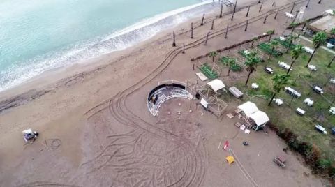 'Denize Bir Adım' Sloganıyla Kiralanan Sahildeki Kaçak Yapı Kaldırıldı