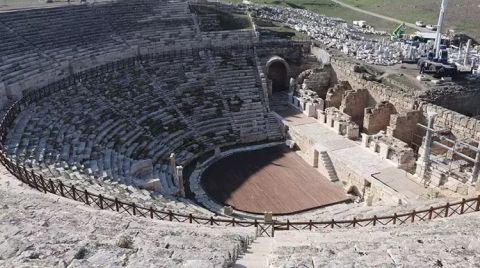 Laodikya Antik Tiyatrosu 2 Bin Yıl Öncesine Döndürüldü