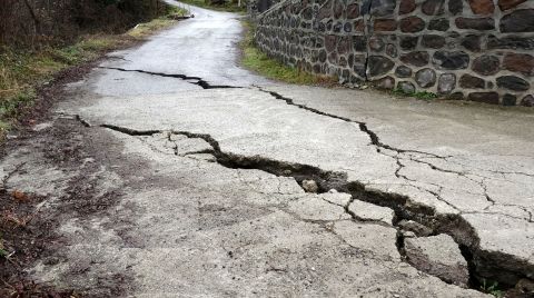 Trabzon’da Yolda Oluşan Çatlaklar Endişelendirdi