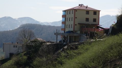 Trabzon’da 5 Katlı Apartman Önündeki Beton Yol Heyelanla Çöktü