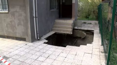 Pendik’te 4 Katlı Binanın Girişi Çöktü