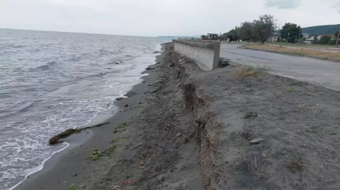 Atakum'da Kıyı Erozyonu Yola Kadar Dayandı