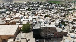 Mardin'de Dokuyu Bozan Betonarme Binaların Yıkımı Sürüyor
