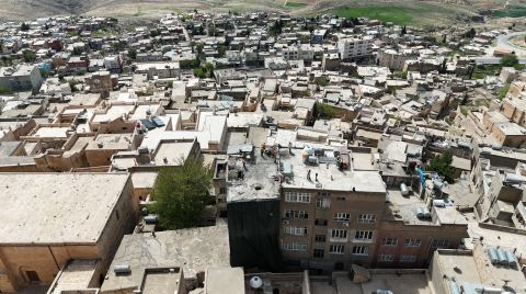 Mardin'de Dokuyu Bozan Betonarme Binaların Yıkımı Sürüyor
