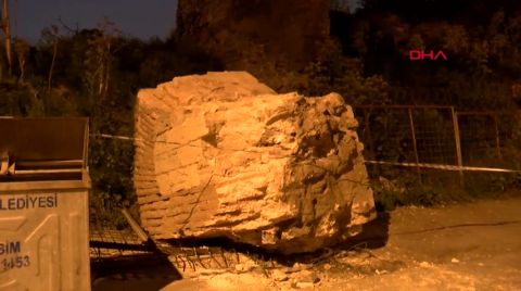 Deprem Sonrasında Tarihi Fatih Surları’ndan Kopan Parça Yola Düştü